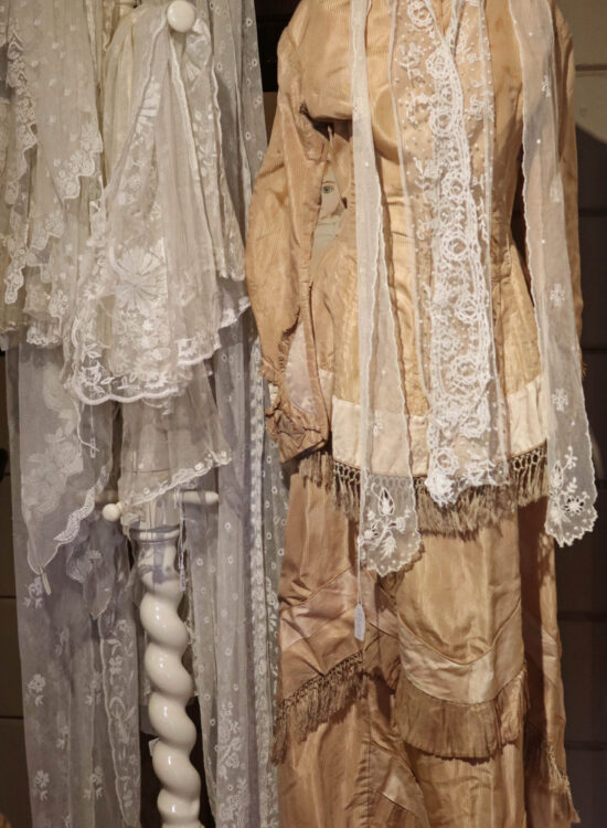 klein - zijden kostuum en kanten shawls